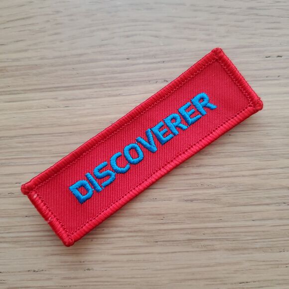 Vintage 90s Girl Scout Discoverer Red Blue Patch - Picture 1 of 3